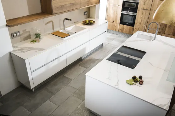 Moderne Küche mit weißer Marmorarbeitsplatte, Kochinsel und Holzfronten