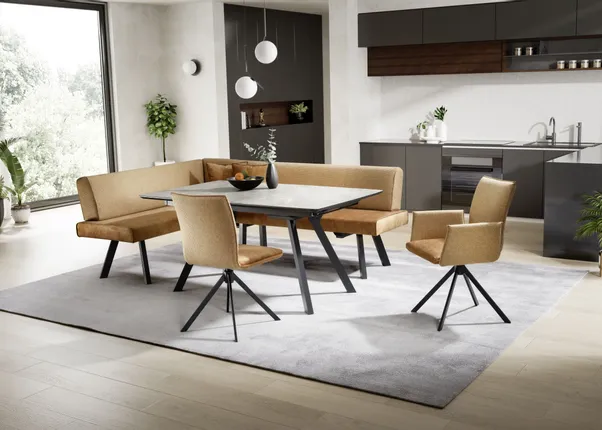 Moderne Essgruppe mit Eckbank und Stühlen in beiger Polsterung in offener Küche