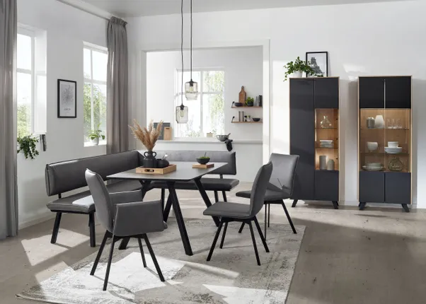 Modernes Esszimmer mit grauer Eckbank, Esstisch, Stühlen und Vitrinenschränken