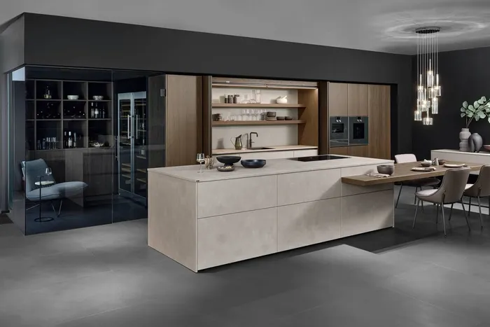 Moderne Luxusküche mit Kücheninsel, offenem Regal, Essbereich und integrierter Weinschrankzone